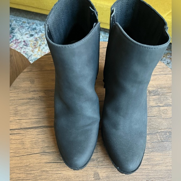 Kelly & Katie Yona Chelsea Boot in Black Size 8.5 - Picture 2 of 5